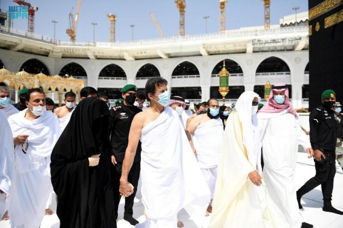 Imran Khan Performs Umrah In Grand Mosque of Makkah with His Wife