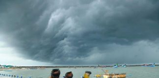 Cyclone Biparjoy: Karachi beaches closed to the public